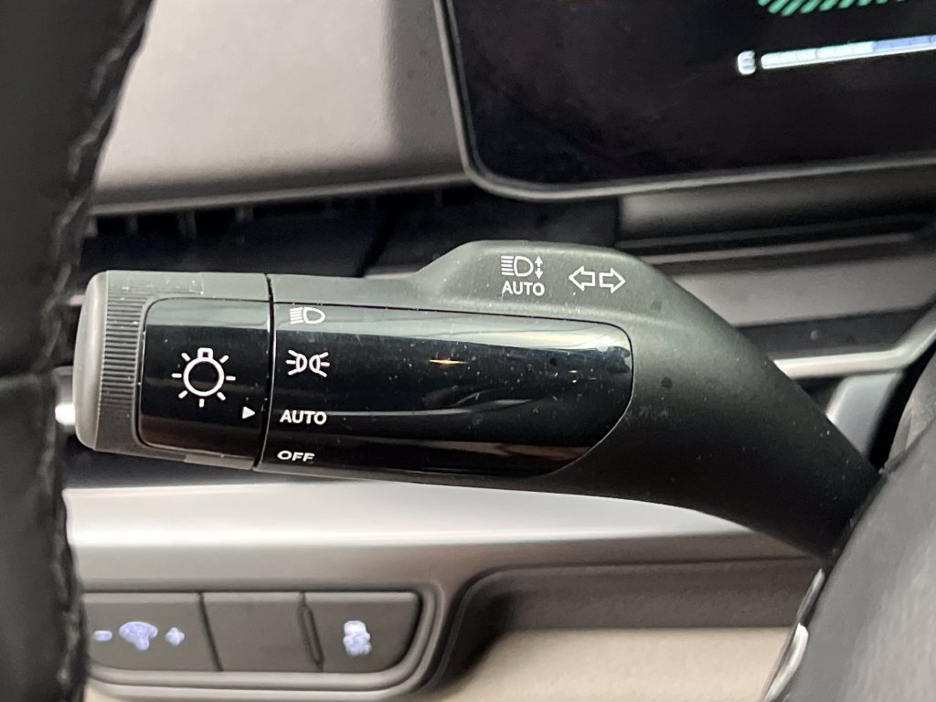 Used 2025 Kia Carnival FWD image 57