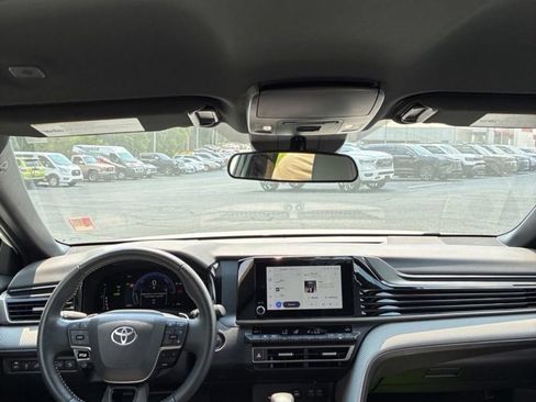 Used 2025 Toyota Camry SE FWD image 15