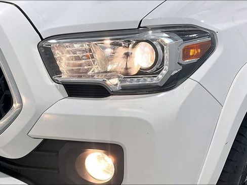 Used 2018 Toyota Tacoma TRD Sport AWD/4WD image 39