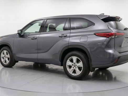 Used 2025 Toyota Highlander LE image 6