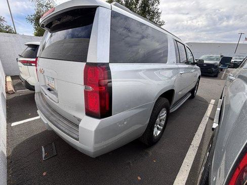 Used 2020 Chevrolet Suburban LT w/ Luxury Package image 3