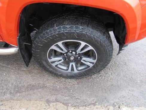 Used 2016 Toyota Tacoma TRD Sport w/ Towing Package image 13