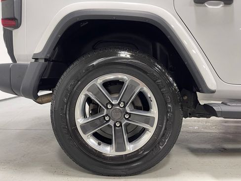 Used 2019 Jeep Wrangler Unlimited Sahara AWD/4WD image 15