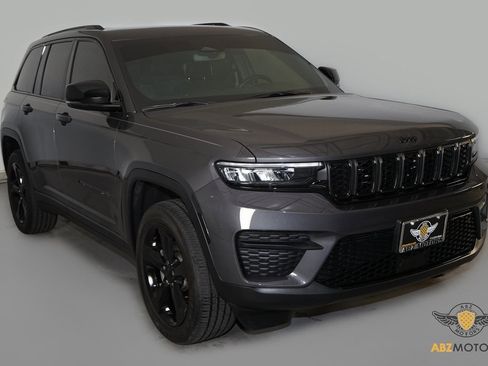 Used 2022 Jeep Grand Cherokee Altitude image 2