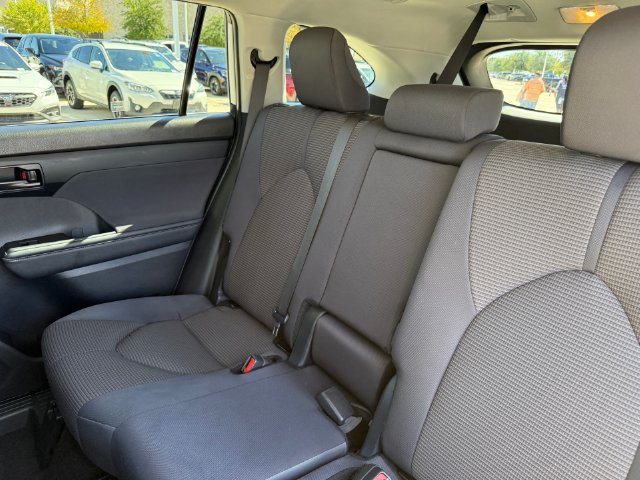 Used 2024 Toyota Highlander LE FWD image 28
