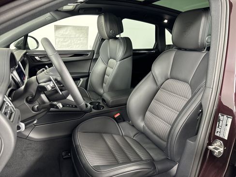 Certified 2025 Porsche Macan Turbo image 5