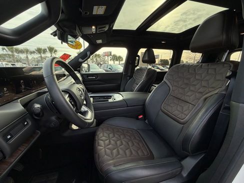 Certified 2025 Nissan Armada Platinum image 12