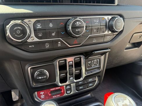 Used 2026 Jeep Wrangler Unlimited Rubicon AWD/4WD image 18