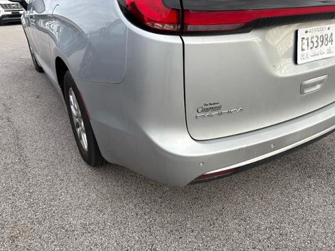 Used 2024 Chrysler Pacifica Touring-L image 23