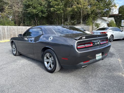 Used 2019 Dodge Challenger SXT image 3