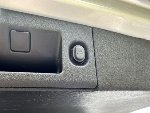 Used 2019 Chevrolet Suburban LT RWD image 9