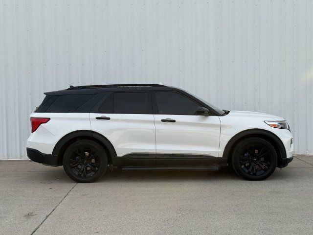 Used 2022 Ford Explorer XLT w/ Equipment Group 202A RWD image 3