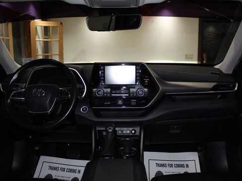 Used 2021 Toyota Highlander XLE AWD/4WD image 15