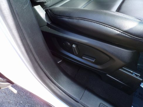 Used 2020 Ford Explorer XLT w/ Equipment Group 202A image 7