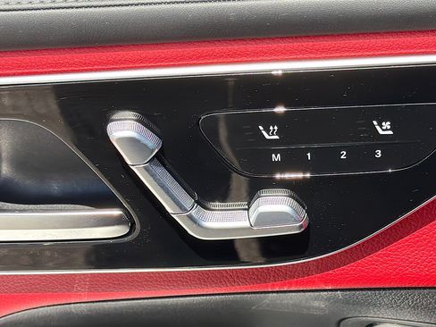 Used 2025 Mercedes-Benz GLC 300 4MATIC image 25