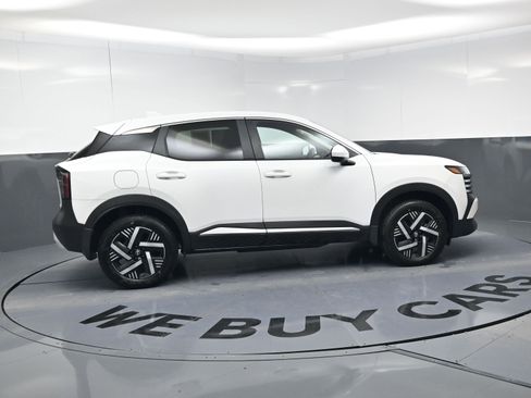 Used 2025 Nissan Kicks SV w/ Charging Package image 10