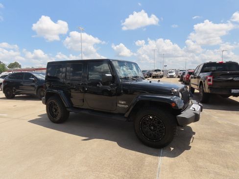 Used 2015 Jeep Wrangler Unlimited Sahara w/ Connectivity Group AWD/4WD image 7