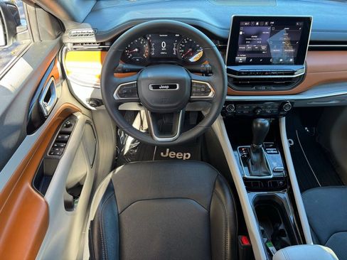 Used 2023 Jeep Compass Limited image 17