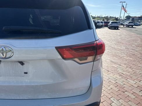 Used 2018 Toyota Highlander LE FWD image 11