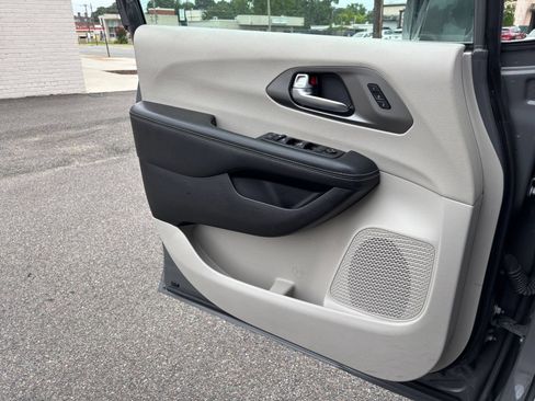 Used 2022 Chrysler Pacifica Touring-L FWD image 18