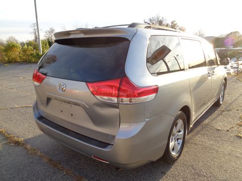 Used 2012 Toyota Sienna LE image 5