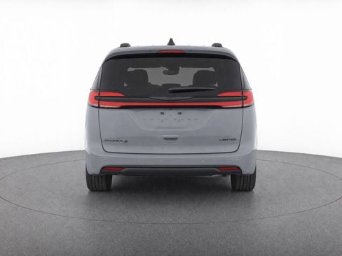 Used 2025 Chrysler Pacifica Limited FWD image 7