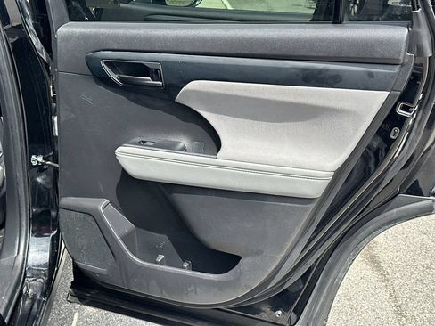 Used 2023 Toyota Highlander LE FWD image 16