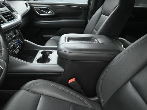 Used 2022 Chevrolet Suburban LT w/ Luxury Package RWD image 20
