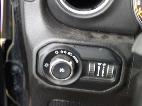 Used 2020 Jeep Wrangler Unlimited Sahara w/ Uconnect 4C Nav & Sound Group AWD/4WD image 15