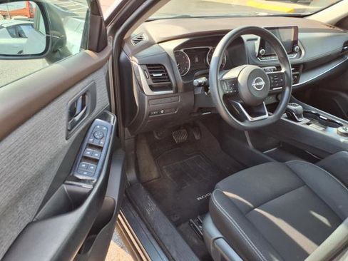 Used 2023 Nissan Rogue S image 6