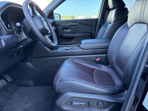 Certified 2025 Honda Pilot Black Edition image 18