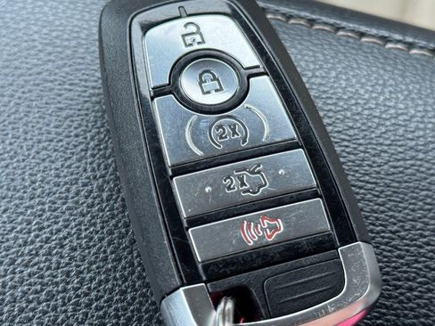 Used 2017 Ford Fusion SE w/ Fusion SE Technology Package FWD image 20