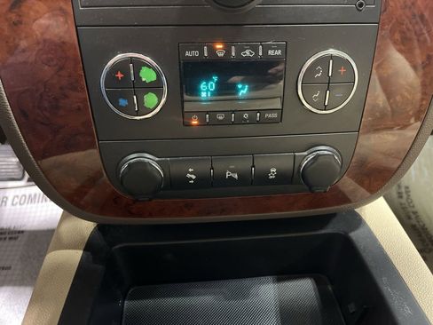 Used 2012 Chevrolet Suburban LT w/ Luxury Package AWD/4WD image 24