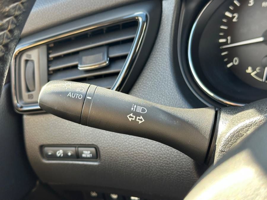 Used 2020 Nissan Rogue SV AWD/4WD image 34