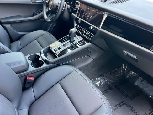 Certified 2026 Porsche Macan AWD/4WD image 18