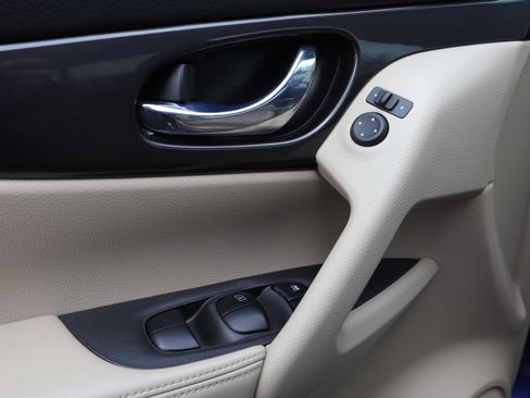 Used 2020 Nissan Rogue SV image 20