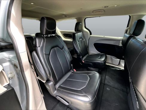 Used 2024 Chrysler Pacifica Touring-L FWD image 20