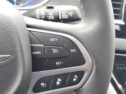 Used 2023 Chrysler Pacifica Touring-L FWD image 23