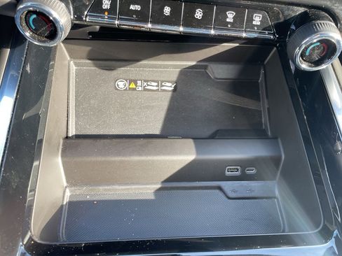 Used 2025 Chevrolet Suburban Z71 image 34