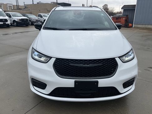 Used 2025 Chrysler Pacifica Limited image 11