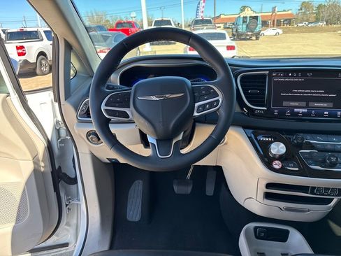 Used 2023 Chrysler Pacifica Touring-L image 14