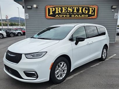 Used 2025 Chrysler Pacifica Select