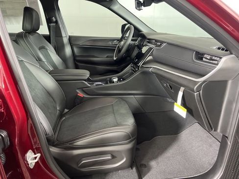 New 2025 Jeep Grand Cherokee L Altitude image 12