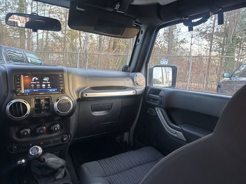 Used 2012 Jeep Wrangler Unlimited Sahara image 11