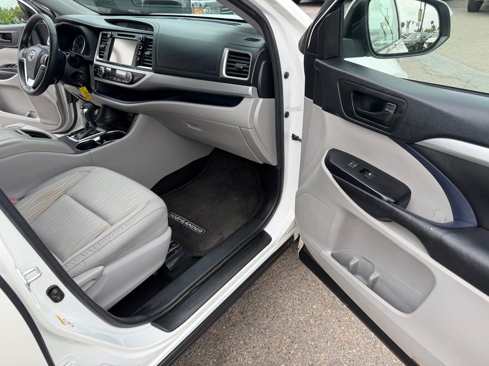Used 2017 Toyota Highlander Plus w/ Carpet Mat Package FWD image 18