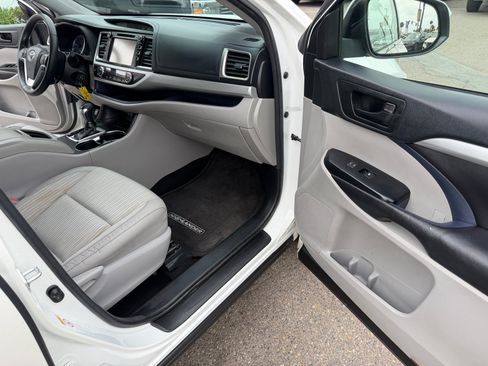 Used 2017 Toyota Highlander Plus w/ Carpet Mat Package FWD image 18