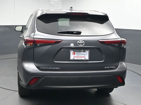 Certified 2024 Toyota Highlander XLE image 7