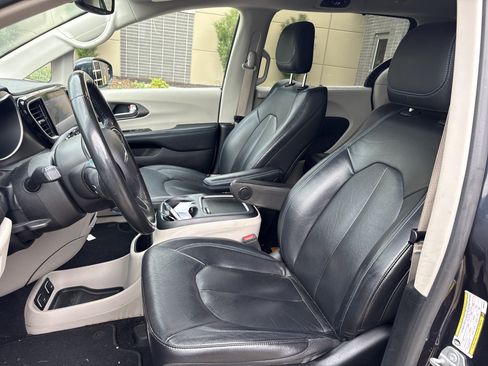Used 2021 Chrysler Pacifica Touring-L FWD image 16