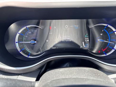 Used 2023 Chrysler Pacifica Touring-L FWD image 13