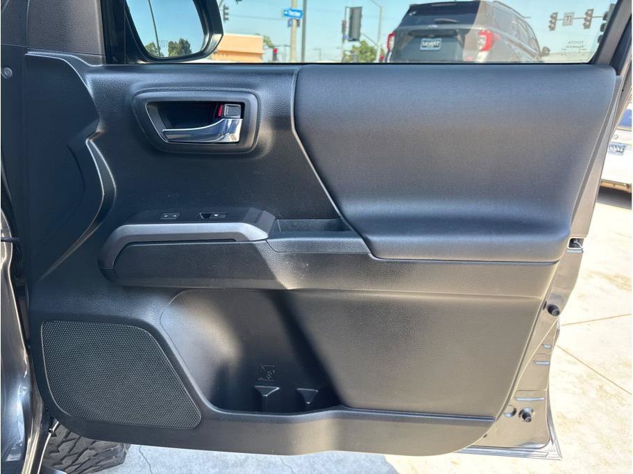 Used 2017 Toyota Tacoma TRD Off-Road w/ Tow Package AWD/4WD image 25